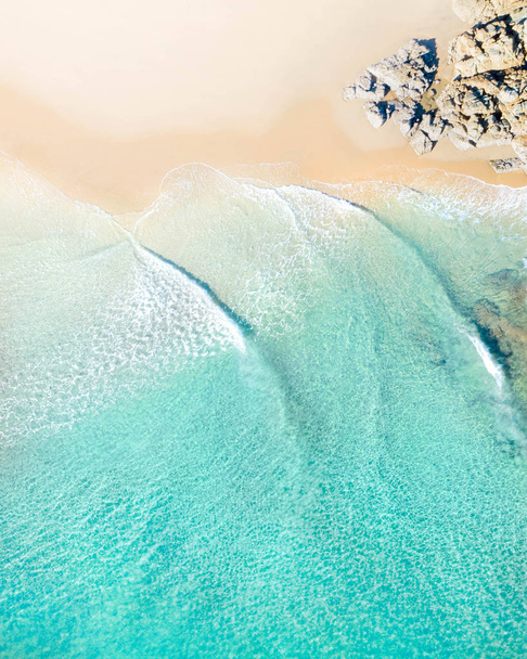 Vue aérienne d'une plage de sable, d'eau turquoise bleue et d'ambiance tropicale
 - Photo, image