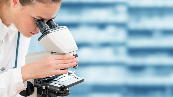 Chercheur scientifique utilise le microscope en laboratoire
 - Photo, image