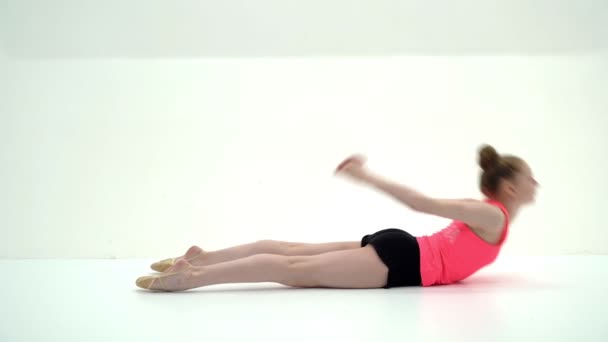 The gymnast perform an acrobatic element on the floor. - Metraje, vídeo
