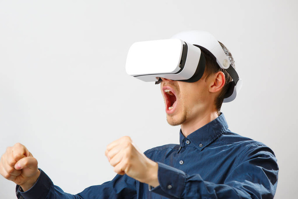 Человек с гарнитурой виртуальной реальности играет в игру. - Фото, изображение