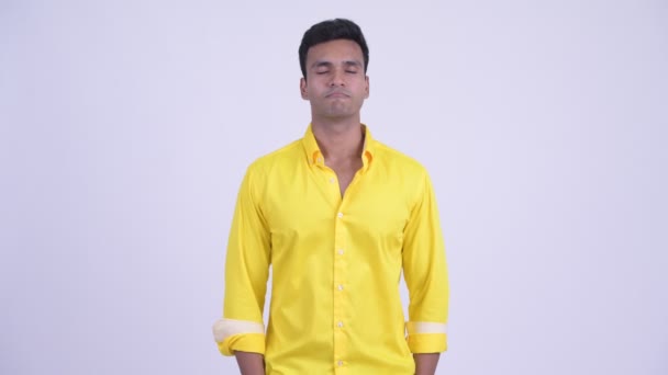 Jeune homme d'affaires indien heureux se détendre les yeux fermés - Séquence, vidéo