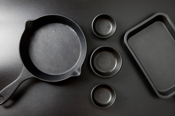 Верхний вид сковородка и чаша на черном столе
. - Фото, изображение