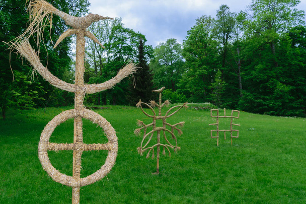Символы богов балтийской мифологии
 - Фото, изображение