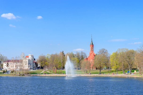 Άποψη της πόλης Druskininkai από τη λίμνη Δρούσκονη - Φωτογραφία, εικόνα