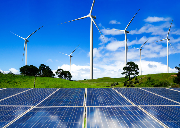 Solarpaneel und Windkraftpark für saubere Energie. - Foto, Bild