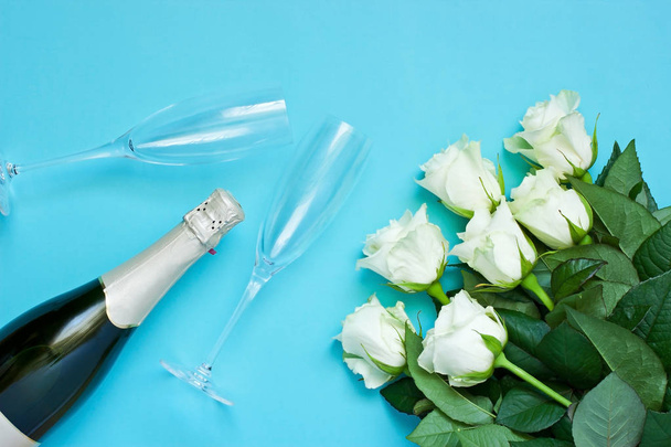  Champagne bottle with glasses and  roses bouquet - Fotoğraf, Görsel