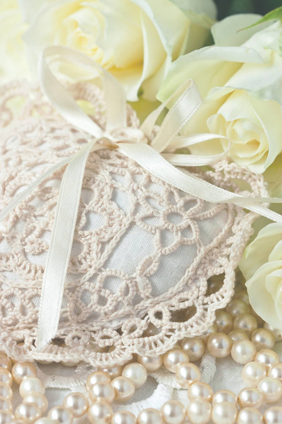 Романтическая концепция с букетом роз и жемчужным ожерельем
 - Фото, изображение