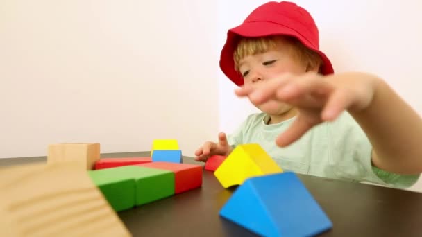 Симпатичный маленький мальчик играет с блоками
 - Кадры, видео