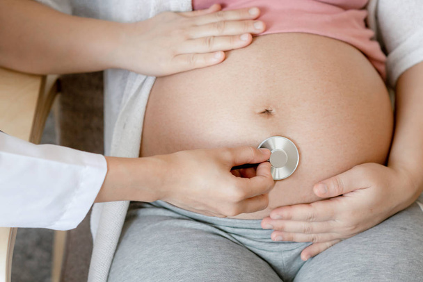 Mujer embarazada y médico ginecólogo en el hospital - Foto, imagen