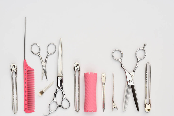 Set di strumenti professionali per parrucchieri isolati su sfondo bianco - Foto, immagini