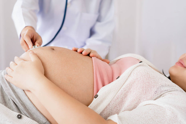 Pregnant Woman and Gynecologist Doctor at Hospital - Fotoğraf, Görsel