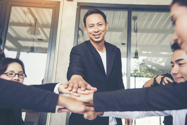 Közelből a stack keze üzletemberek együtt kéz a kézben. Üzletemberek csoportmunka-együttműködési kapcsolat fogalma. - Fotó, kép