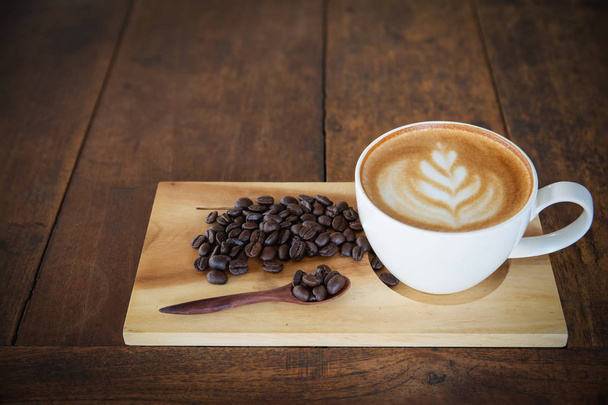 kávéscsésze és a kávébab a régi fa háttér, felülnézet - Fotó, kép
