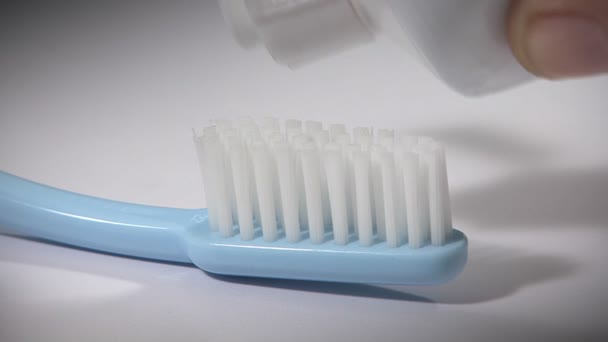 Serwujący pastę do zębów na szczoteczki do zębów - Materiał filmowy, wideo