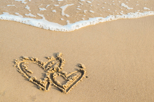 Vista do coração na areia na espuma do mar - Foto, Imagem