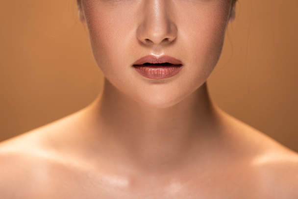 περικομμένη θέα της όμορφης γυμνή γυναίκα με καστανά χείλη απομονώνονται σε μπεζ - Φωτογραφία, εικόνα