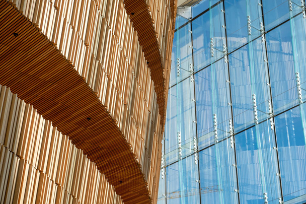 Modern ahşap binada mavi cam pencerelerin üzerinden güneş ışığı - Fotoğraf, Görsel