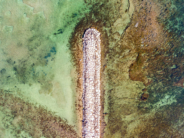 Вид с воздуха на каменный волнолом на пляже Маринета, Дения, Испания
 - Фото, изображение