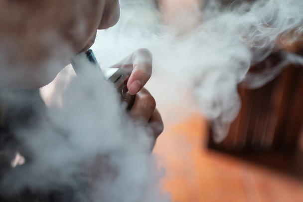 Άνθρωπος βαπμάτωση του ηλεκτρικού τσιγάρου με ατμό - Φωτογραφία, εικόνα
