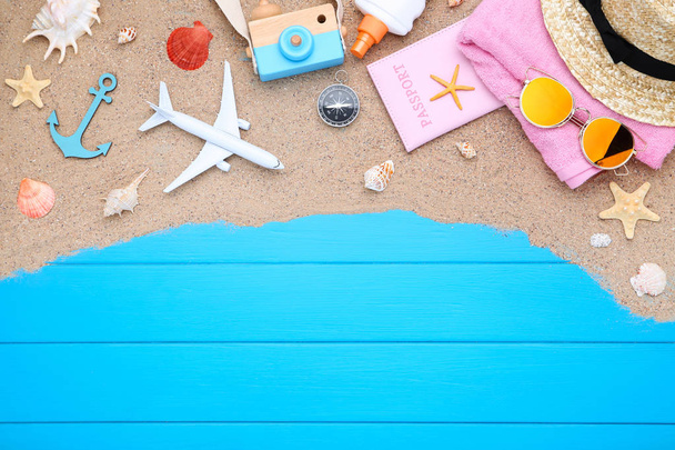 Seashells z piasku plaży i odzieży na niebieskim drewnianym stole - Zdjęcie, obraz