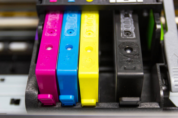 Feche o cartucho de jato de tinta de impressora a cores da impressora injetar
  - Foto, Imagem