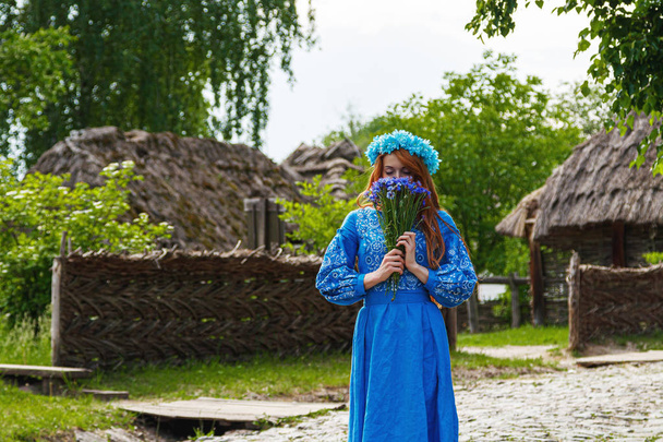 Menina ruiva bonita em um vestido azul (ucraniano) com uma wre
 - Foto, Imagem