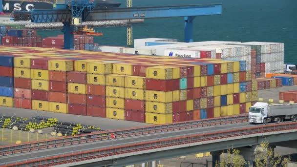 Industriële Port-trucks gaan over de industriële zeehaven - Video