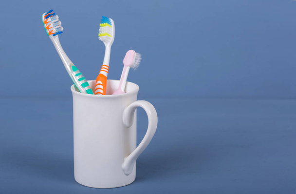 Brosses à dents dans une tasse
 - Photo, image