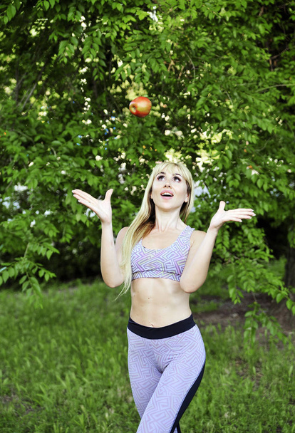 Beautiful fitness woman makes exercises outdoors. - Zdjęcie, obraz