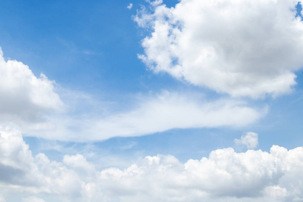 голубое небо фон с белыми облаками. - Фото, изображение