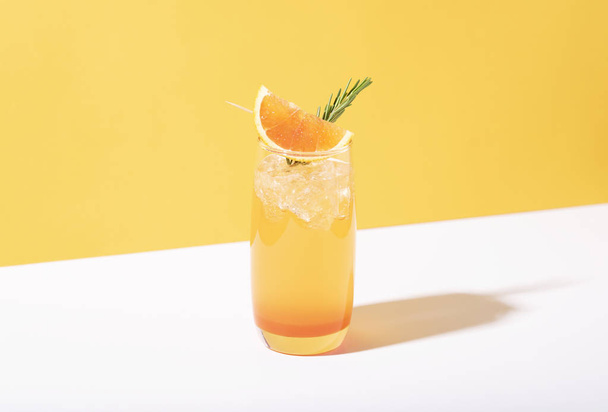 Cocktail di punch all'arancia freddo e rinfrescante con fetta d'arancia
  - Foto, immagini