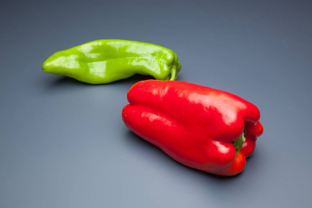 Πράσινο και κόκκινο πιπέρι, υγιεινό φυτικό γεμάτο βιταμίνες, μπορεί να καταναλωθεί ωμό ή μαγειρεμένο, ψημένο, τηγανισμένο, χρησιμοποιείται για να κάνει τηγανιστά, μπορεί να γεμίσει με κρέας ή άλλα λαχανικά. - Φωτογραφία, εικόνα