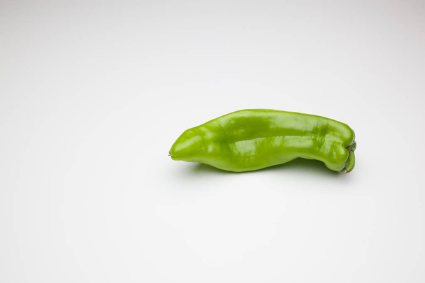 uma simples pimenta verde, cheia de vitaminas e saudável
. - Foto, Imagem