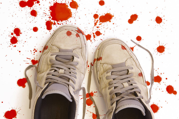  Gewalt gegen Kinder. benutzte blutverschmierte Turnschuhe - Foto, Bild