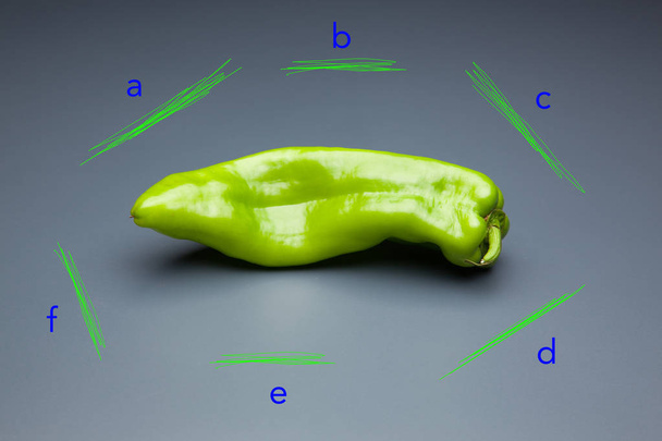 ένα απλό πράσινο πιπέρι, γεμάτο βιταμίνες και υγιή. - Φωτογραφία, εικόνα