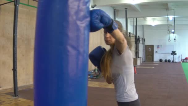 Kickboxing Woman Training Punching Bag In Fitness Studio - Záběry, video