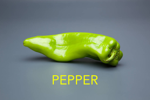 een eenvoudige groene peper, vol vitaminen en gezonde. - Foto, afbeelding