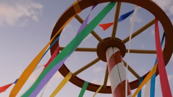 Cintas decorativas multicolor en la construcción de ruedas de madera
 - Metraje, vídeo