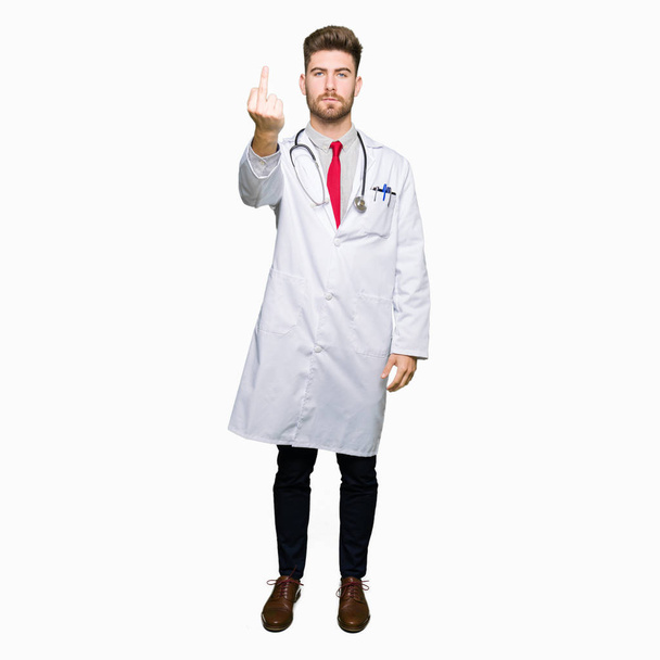 Jeune beau médecin homme portant un manteau médical montrant majeur, impoli et grossier baise expression
 - Photo, image