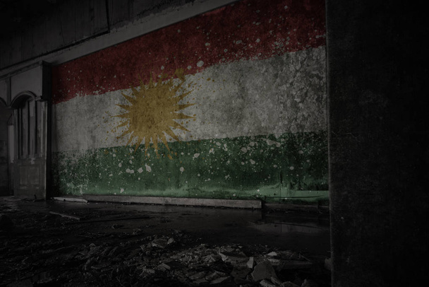 gemalte kurdische Flagge an der schmutzigen alten Wand eines verlassenen, zerstörten Hauses. - Foto, Bild