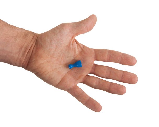 Mão segurando um peão azul
 - Foto, Imagem