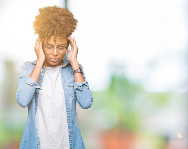 Güzel genç Afro-Amerikan kadın gözlük ile izole arka plan üzerinde baş ağrısı için kafasına çünkü el stres. Migren muzdarip. - Fotoğraf, Görsel
