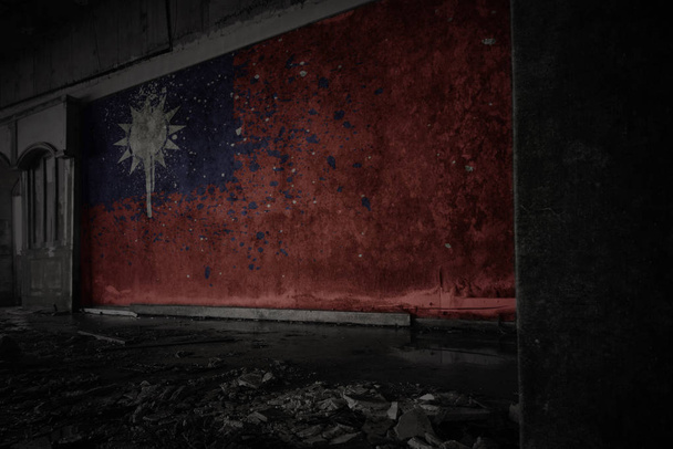 ζωγραφισμένα σημαία της Ταϊβάν στο βρώμικο παλιό τοίχο σε ένα εγκαταλελειμμένο ερειπωμένο σπίτι. - Φωτογραφία, εικόνα