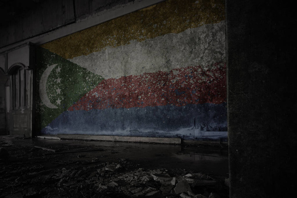 maalattu lippu Komorien likainen vanha seinä hylätty raunioitunut talo
. - Valokuva, kuva