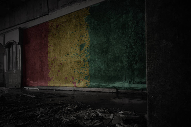 drapeau peint de Guinée sur le vieux mur sale dans une maison en ruine abandonnée
. - Photo, image