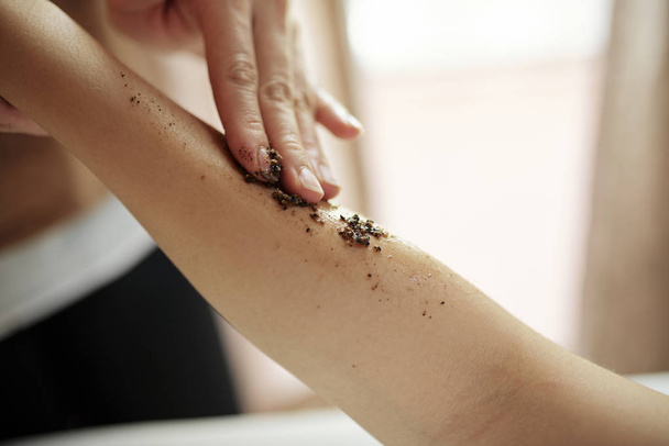 Masażysta stosowania pestek moreli peeling złuszczają skórę młodej kobiety - Zdjęcie, obraz