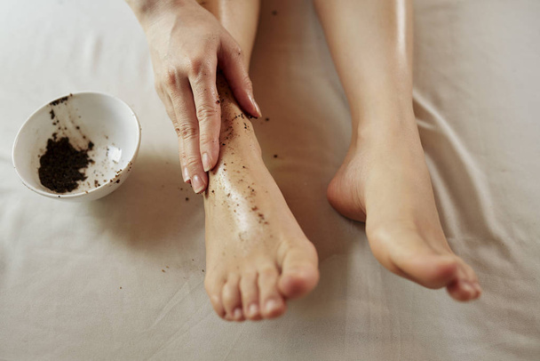 Lähikuva kuva nainen hieronta jalat kahvi hangata
 - Valokuva, kuva