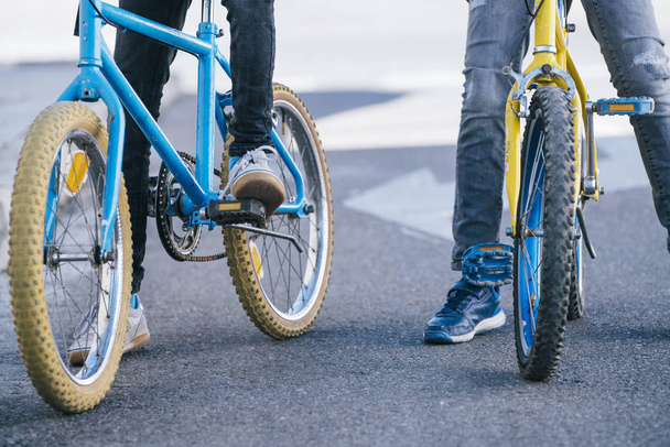 Ноги хлопчика на велосипеді в парку на відкритому повітрі
 - Фото, зображення
