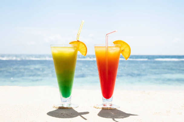 Glasses Of Juice Near The Sea On The Sandy Beach In The Summer - Zdjęcie, obraz