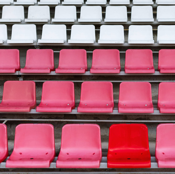 Stadyum koltukları, bir koltuk kırmızı renkte öne çıkmaktadır. Futbol, ayak bal - Fotoğraf, Görsel